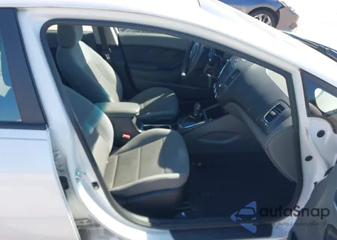 2018 Kia Forte Lx z USA, uszkodzony, nr VIN 3KPFL4A75JE213376